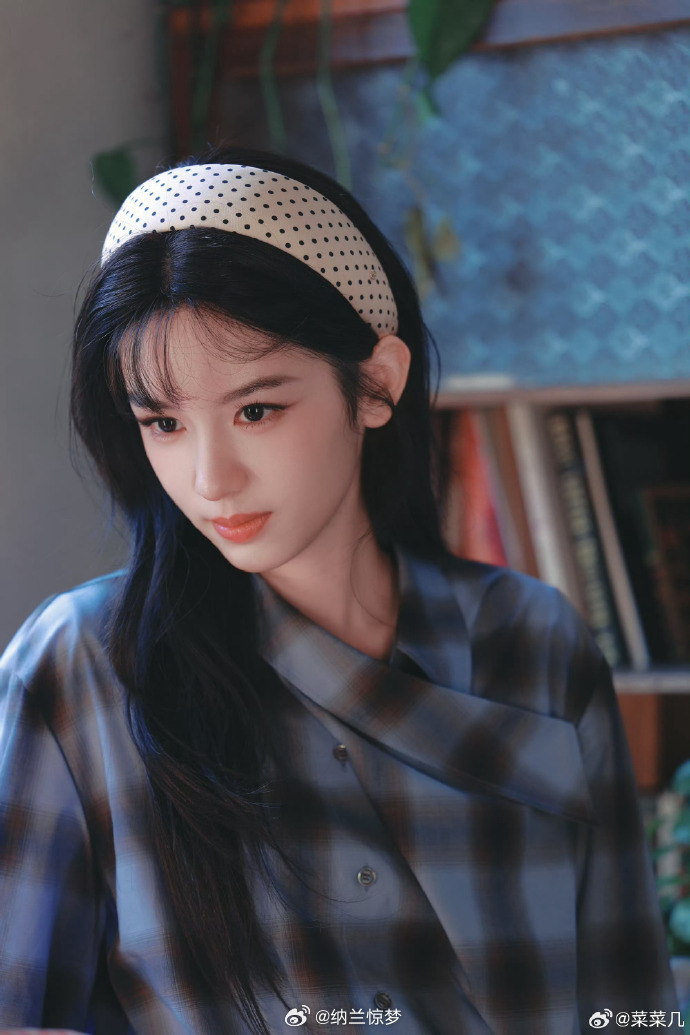 《你好1983》开播，首日6集连更，爱奇艺热度从4800冲到5800+。周也演了