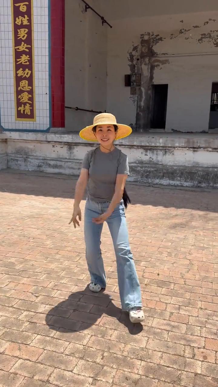 建安堡秧歌队慰问演出现在开始。
这是我人生登上的第一个正儿八经舞台，第一个节目《