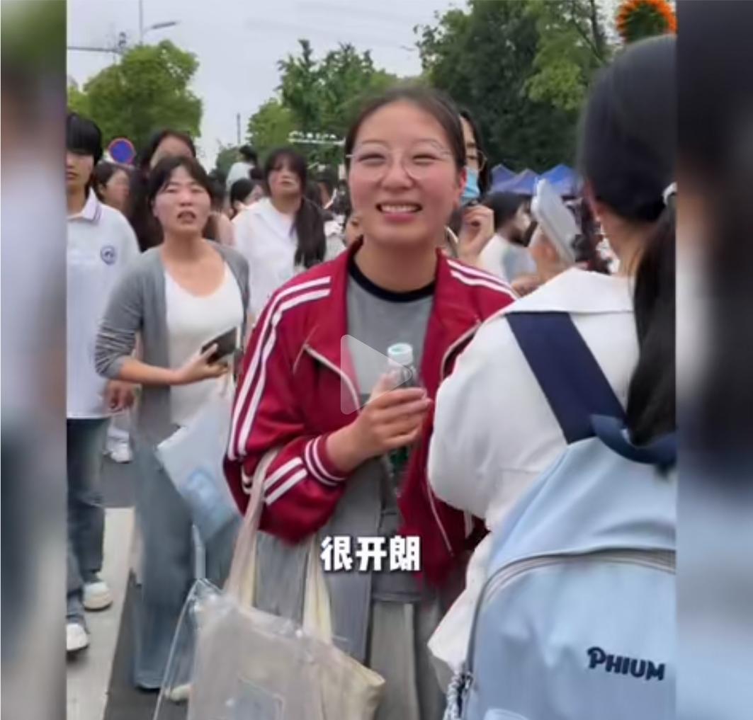 这位女孩不仅长相甜美，情商也非常高，考试结束后，有人采访她，你对爷爷奶奶感情深，