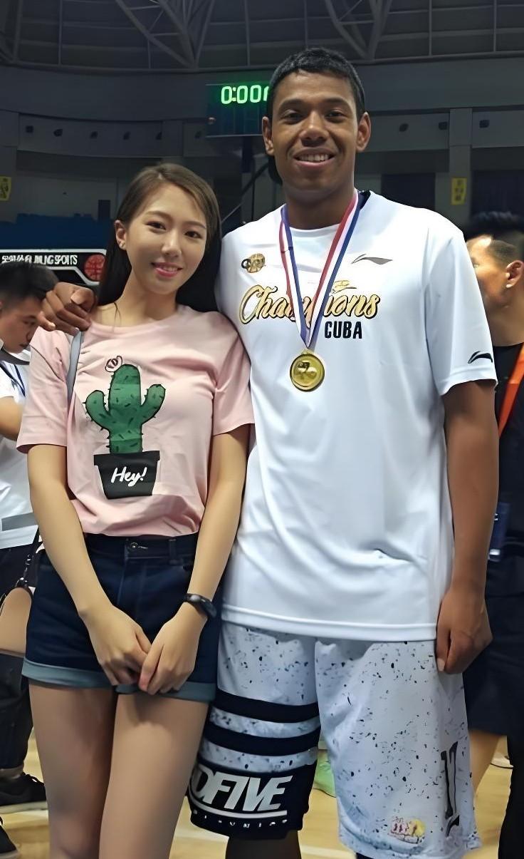 祝铭震这场球打得确实有点挣扎，上场21分钟只拿到2篮板1助攻，还赔上4次犯规，看