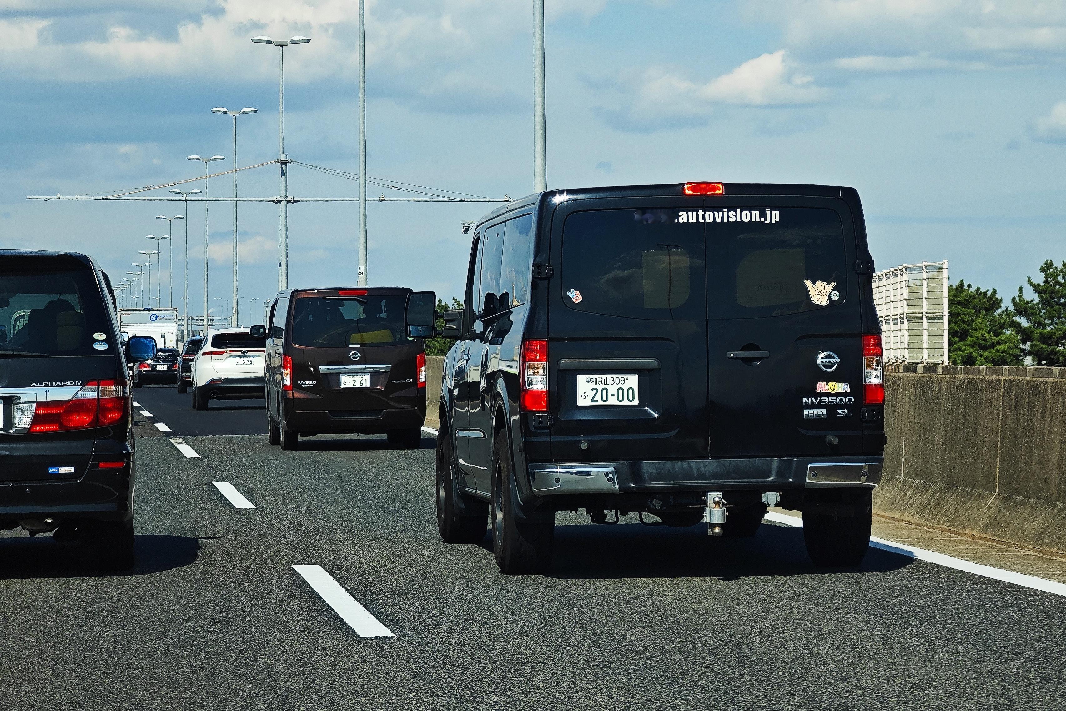 #型车街拍# 偶遇大号日产 NV。郑州日产 NV200 大家都很熟悉。在霓虹本土