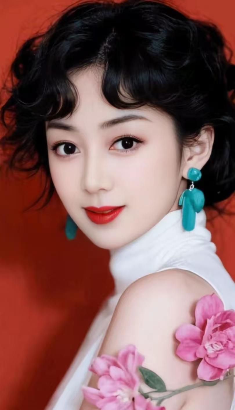 金字经·粉黛旗袍佳人
粉黛青丝卷，
柔光肩际留。
恍若黄粱梦始休。
悠，玉珰风里