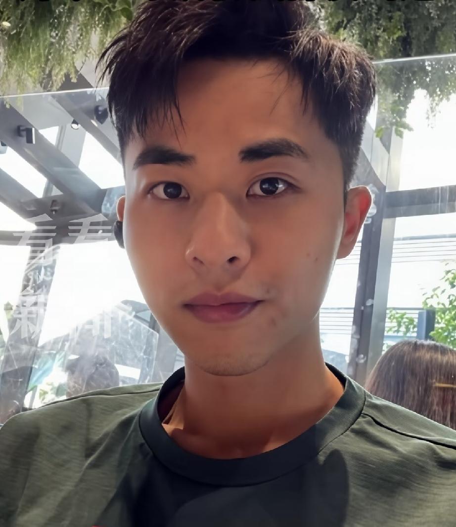 眼神不骗人。
蔡天凤对前夫一家有情有义，并没因离婚变仇人。
娇小柔弱的蔡天凤眼神