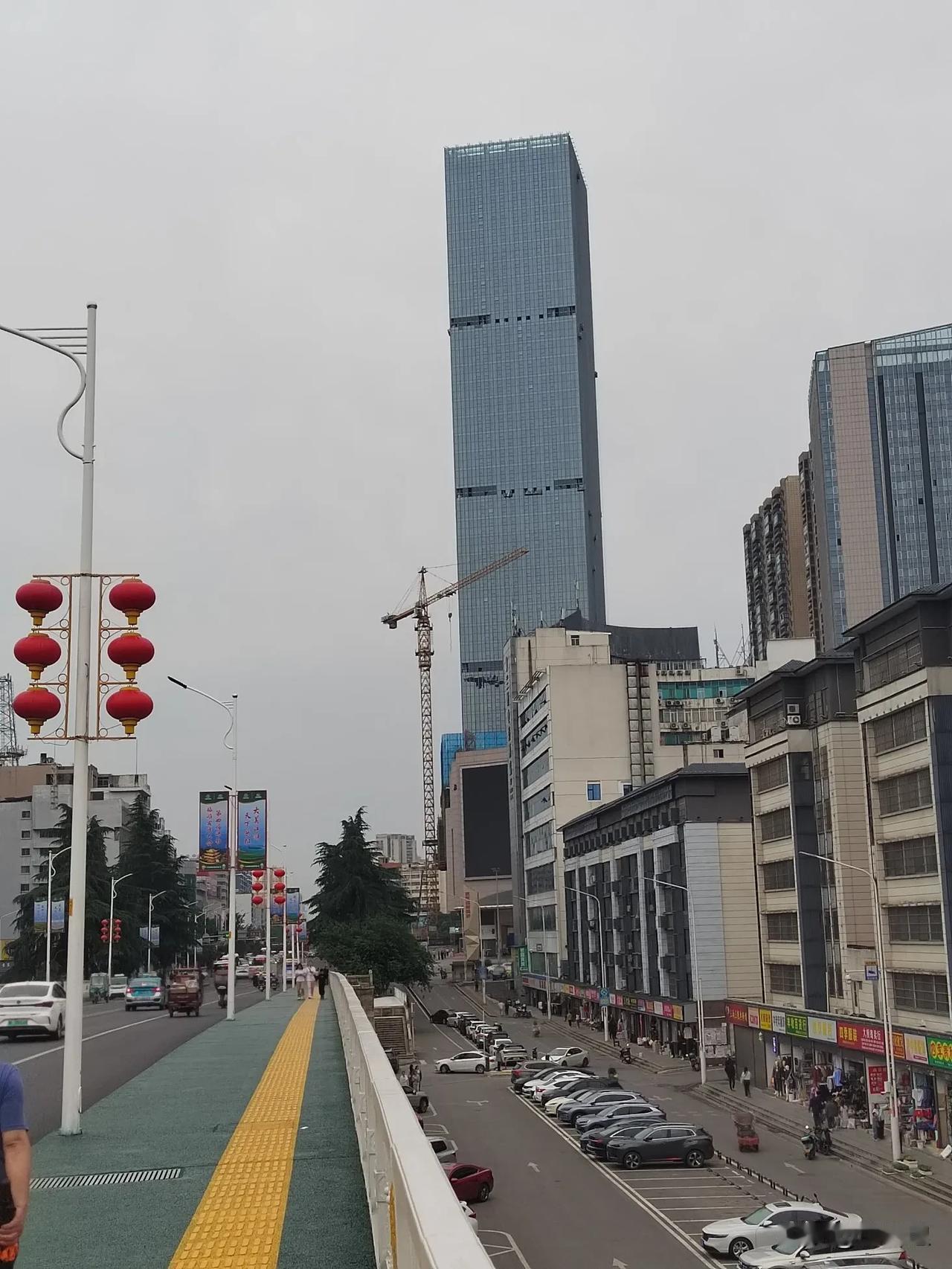 号称岳阳第一高楼的岳阳友阿大厦，将在第四届湖南旅发大会召开前夕完成整体外装工程，