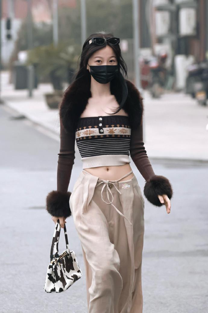 虞书欣毛领露腰针织衫工装裤look虞书欣红色毛领牛奶包  谁懂这个虞书欣毛领露腰