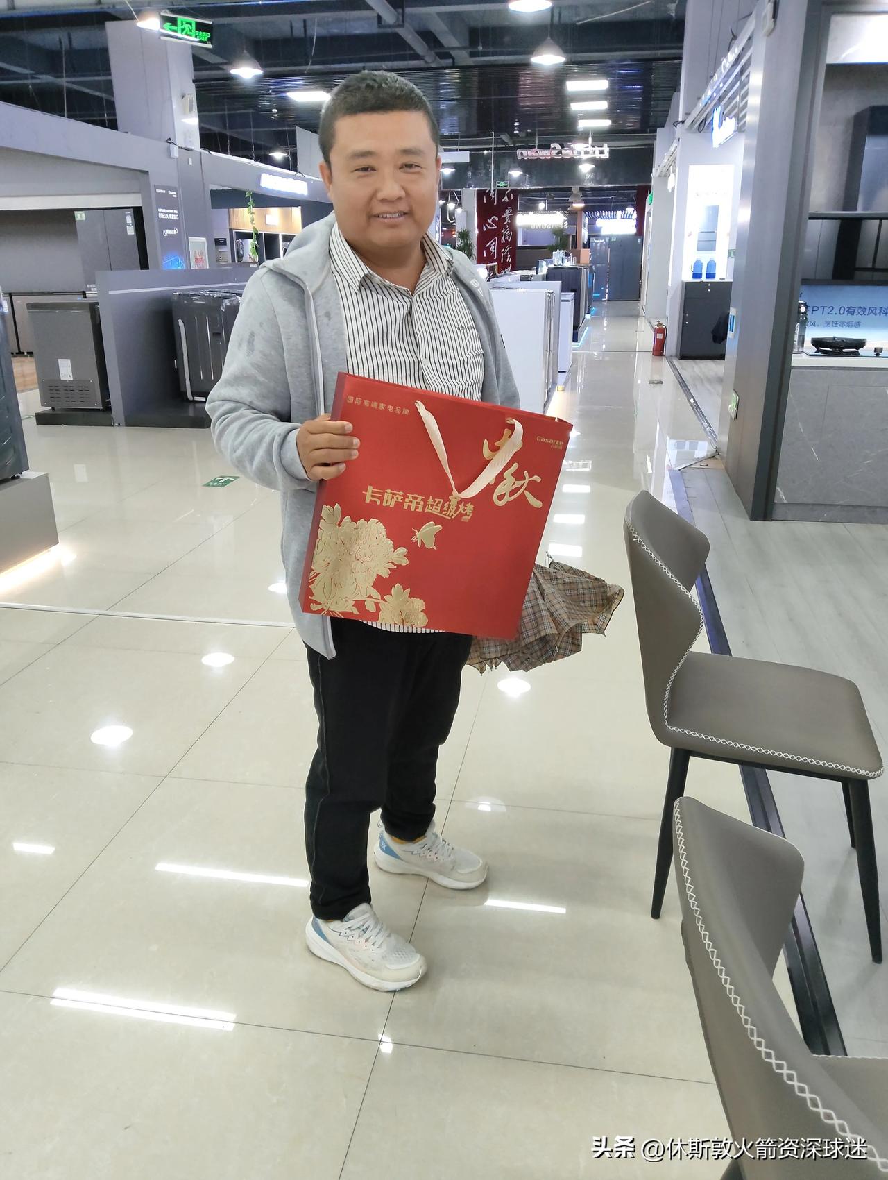 海尔不得不说服务顾客是专业的，这不给卡萨帝顾客送福利呀。中秋佳节给各位卡萨帝用户