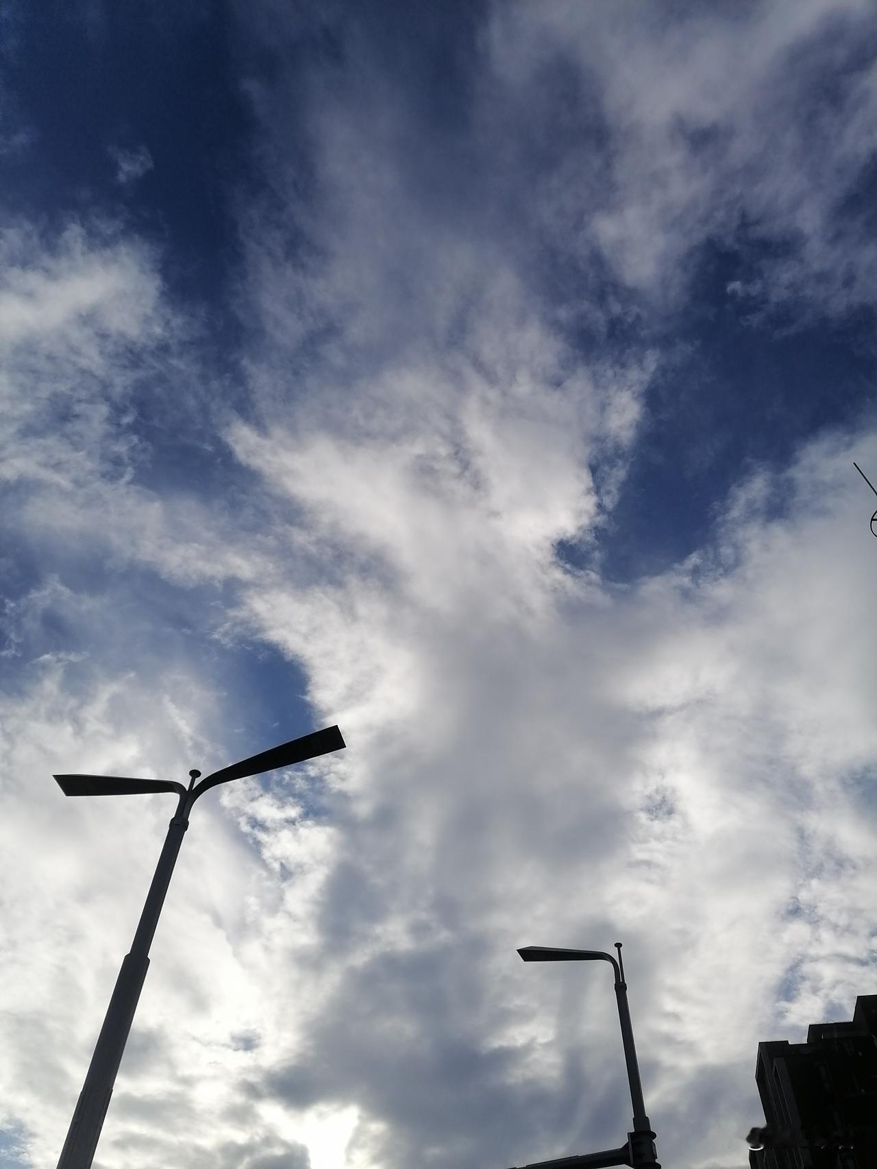 北京8月27日天气，早晨至白天多云转阴，有分散小阵雨，北转南风二三级，最高气温3
