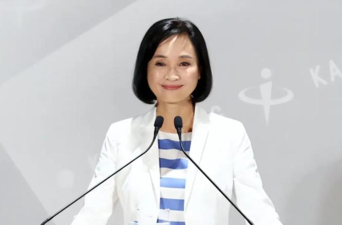 别打了，底牌已经漏光了！王金平大年初三这顿饭，直接把高雄蓝营的脊梁骨抽得干干净净