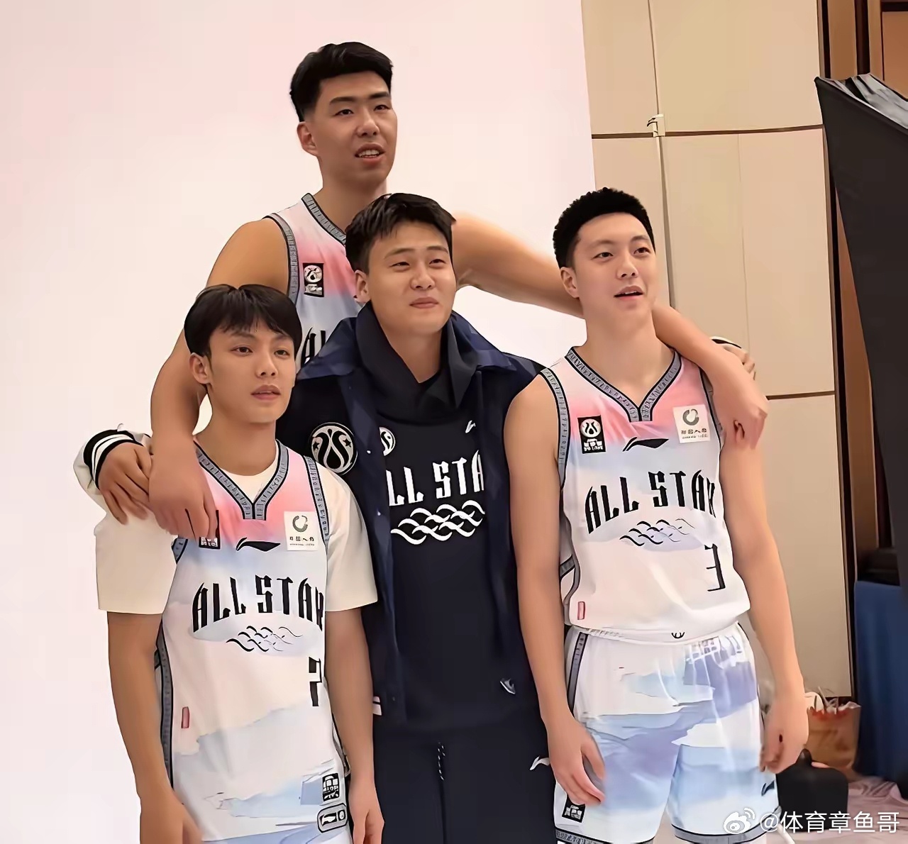 CBA 彼时的宏远少年们，如今已各为其主！从这个角度来看，赵睿和胡明轩差不多高，