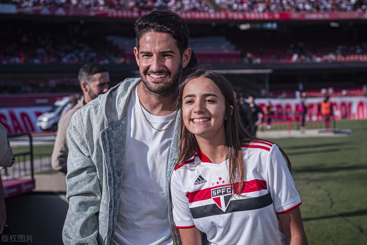 久违的帕托，咋还是那么嫩？[捂脸]和小姑娘的合影，挺和谐啊！