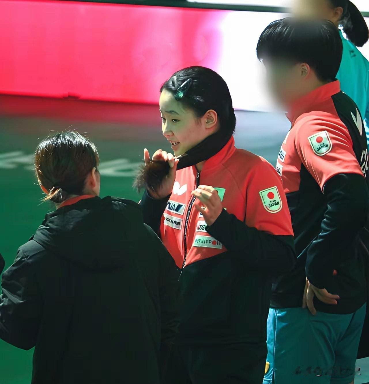 笑死我了！张本美和向大藤沙月炫耀自己的头发！

张本美和虽然在日本出生，
但父母