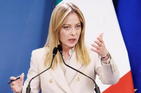 以前跟特朗普好得穿一条裤子的意大利总理梅洛尼，居然当着所有人的面，跟他闹掰了！而