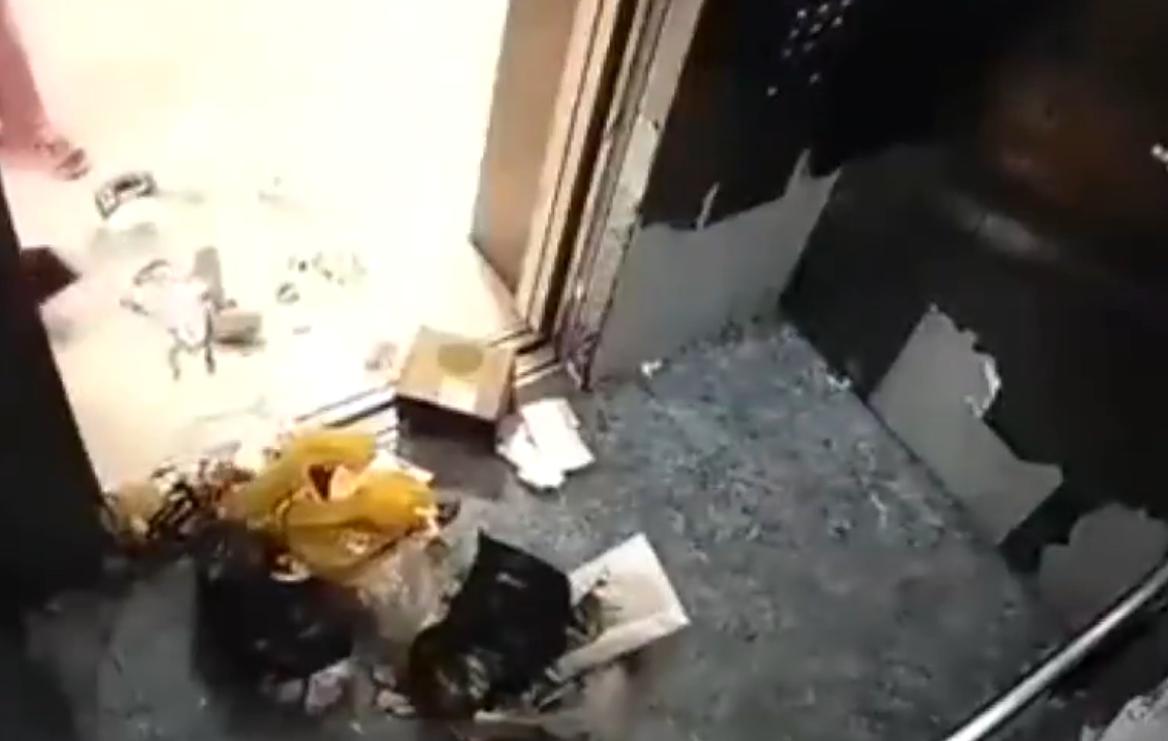 【：垃圾运到负一楼再扫出来】7月9日，四川成都一小区电梯监控拍摄到，一女子将一堆