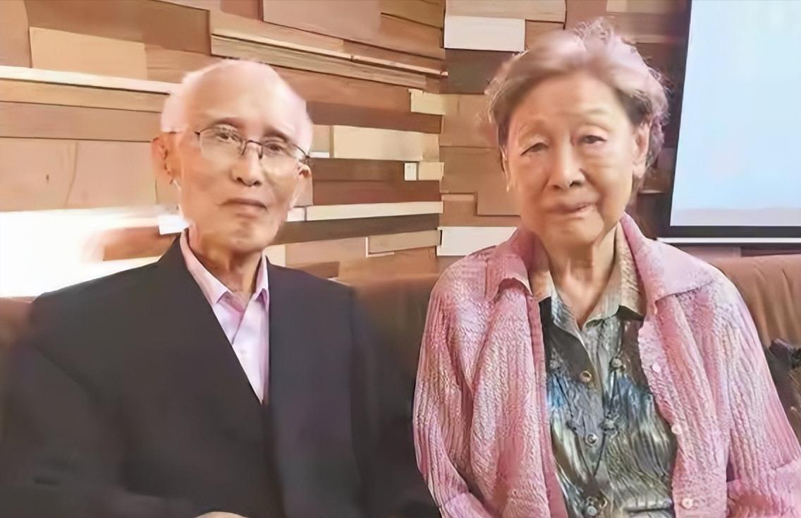 [中国赞]余光中17岁时爱上了14岁的表妹，虽因无法生育坚持娶她，婚后他们竟然在