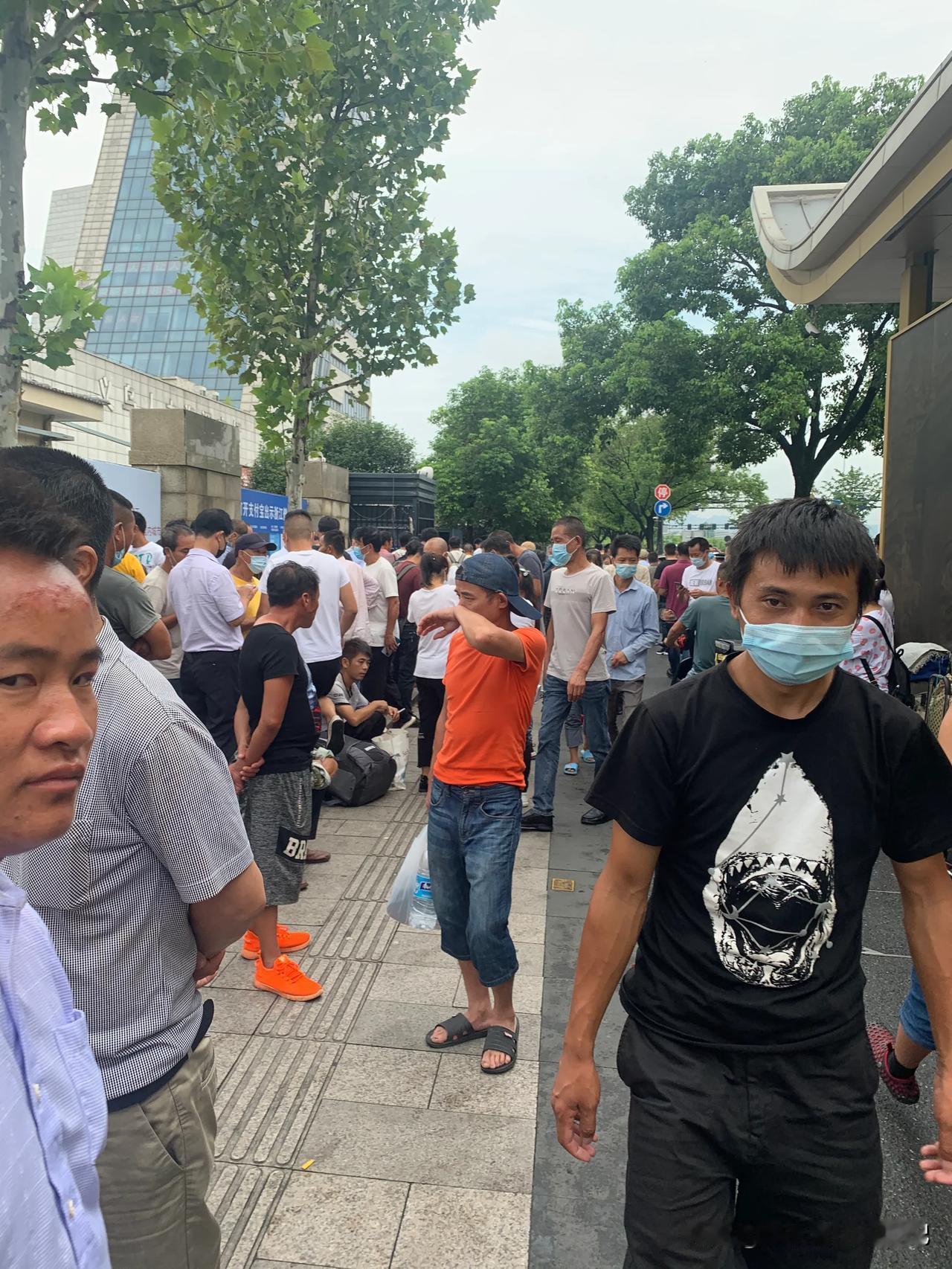这里就是义乌唯一的男人天堂。都是单身汉和光棍
