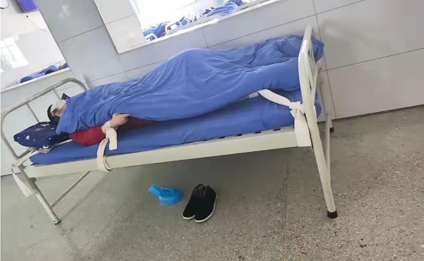 新京报这回的卧底调查，
看得人头皮发麻。
记者在湖北襄阳的精神病院里发现了一个现