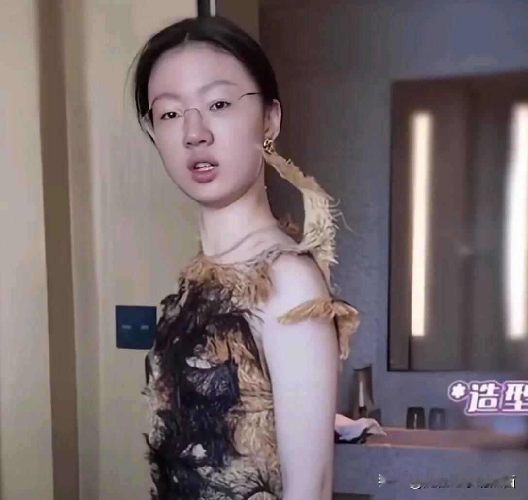 从没觉得她美，这样一看，比素人的颜值还一般，其实她比较适合那种淡淡的妆，稍微一打