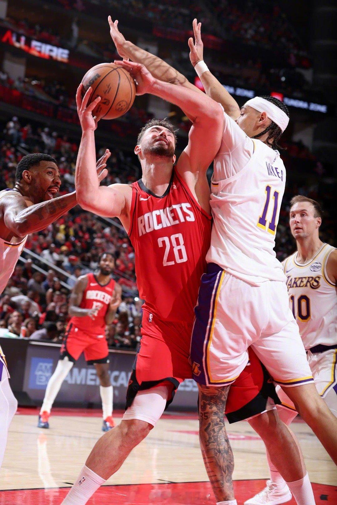 记者：“你觉得球队是否享受这种压力，知道赢不下比赛，赛季就结束了。”申京：“我想