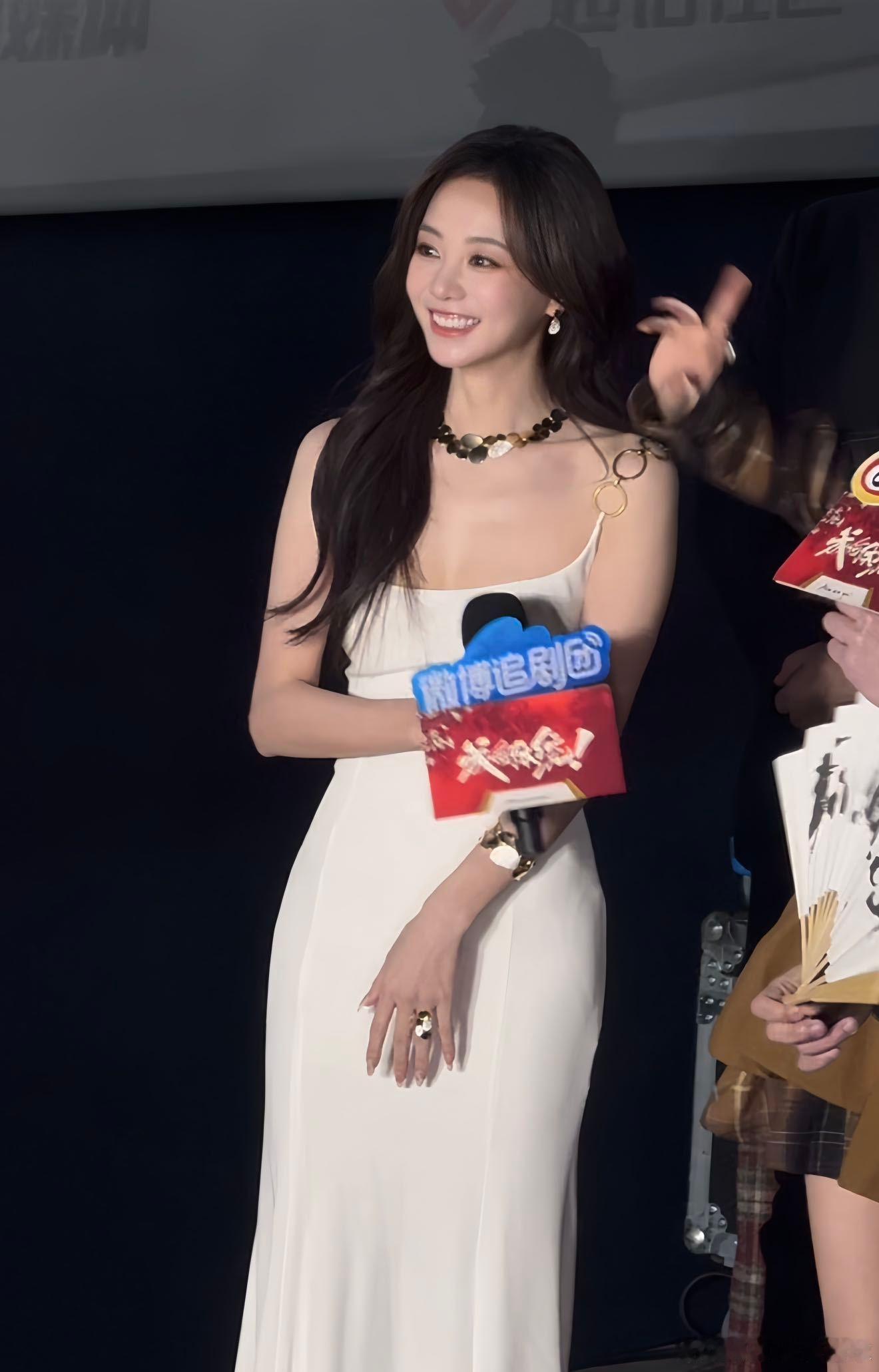 胡意旋真提着桶来剧宣了把角色心意装满满一桶，谐音梗玩得溜，营业态度更戳人，甜度超