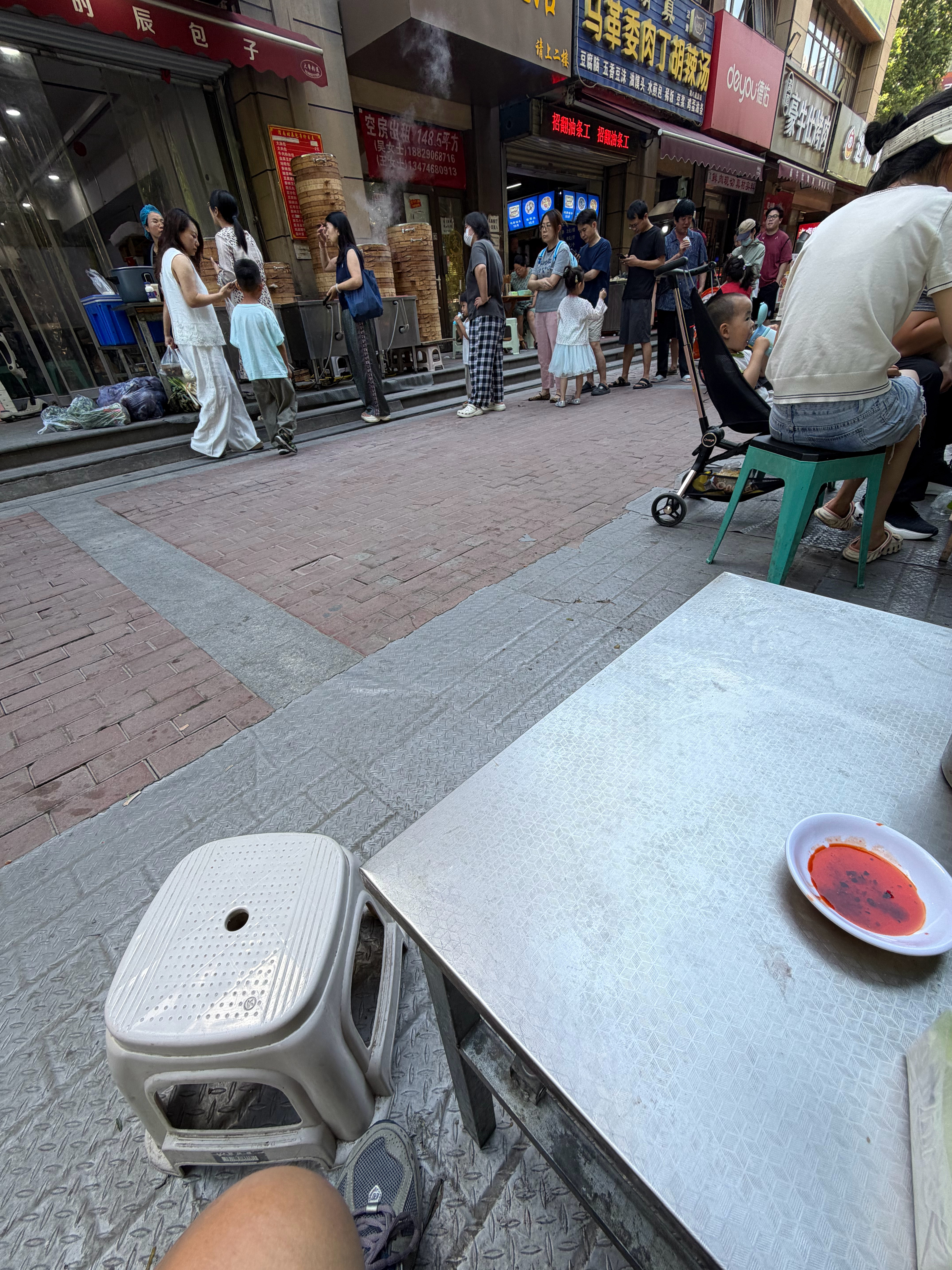 问题来了，去排队买包子还是在这占座？去买包子，位置没了；不去排队，包子没了 西安