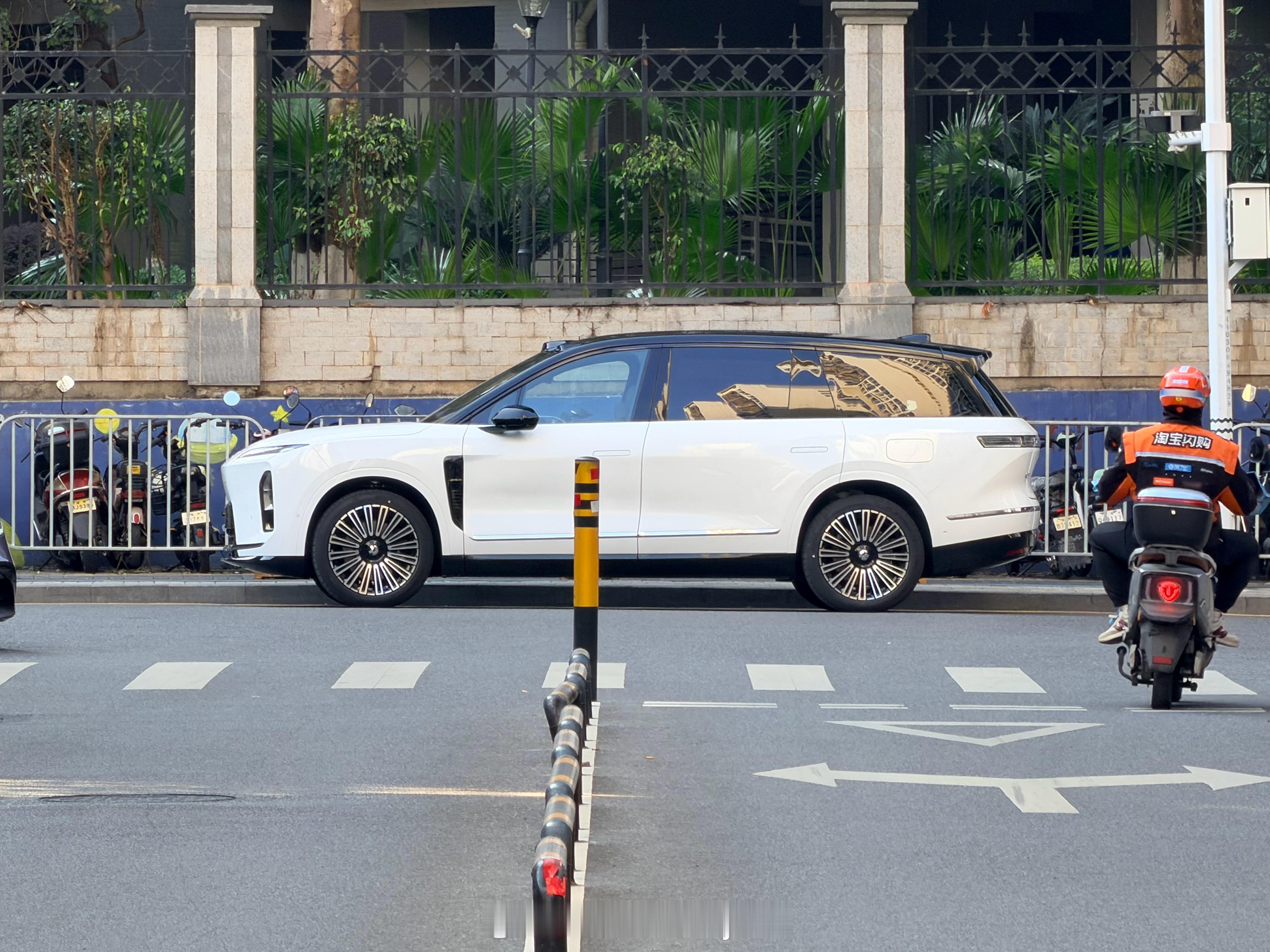 这型号车，这一周，我一天能见三回了蔚来全新es8