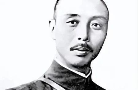 1960年，末代皇帝溥仪重游故宫，遇到一位白发苍苍的老人，他不由定睛一看，脸色惨