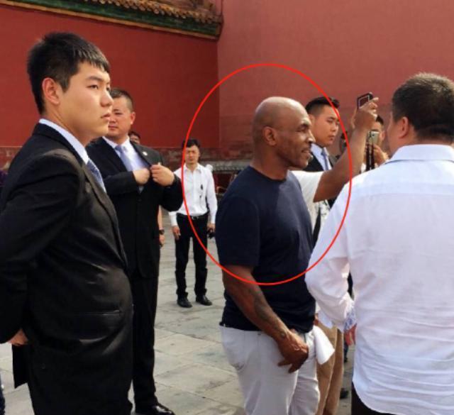 2006年，世界拳王泰森秘密前往北京瞻仰伟大领袖毛主席的遗容。据说，在静默凝望后