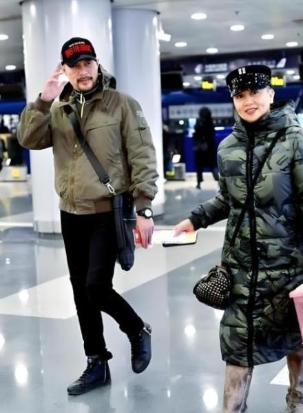 1994年，演鳌拜的徐锦江去云南拍戏，路过机场瞧见一队女兵，其中有个特漂亮，他箭