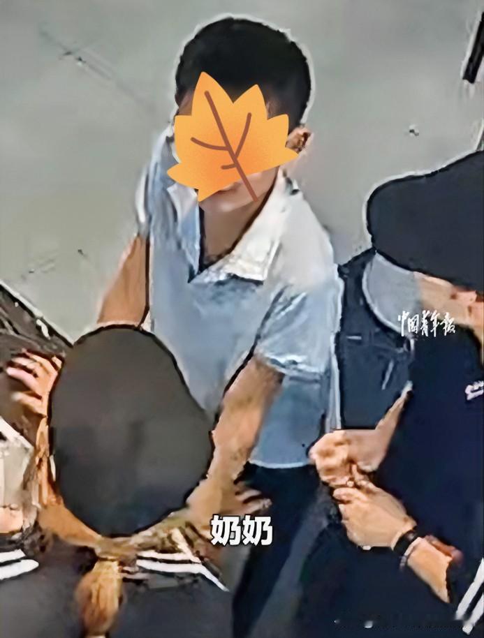 “太好笑了！”安徽，一个十几岁的男孩问前台20岁小姐姐要纸巾，直接叫了一声阿姨，