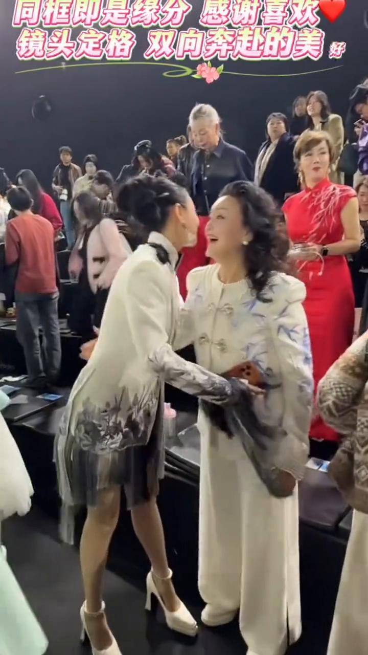 时装走秀中，同框即是缘分，感谢喜欢。镜头定格双向奔赴的美好。