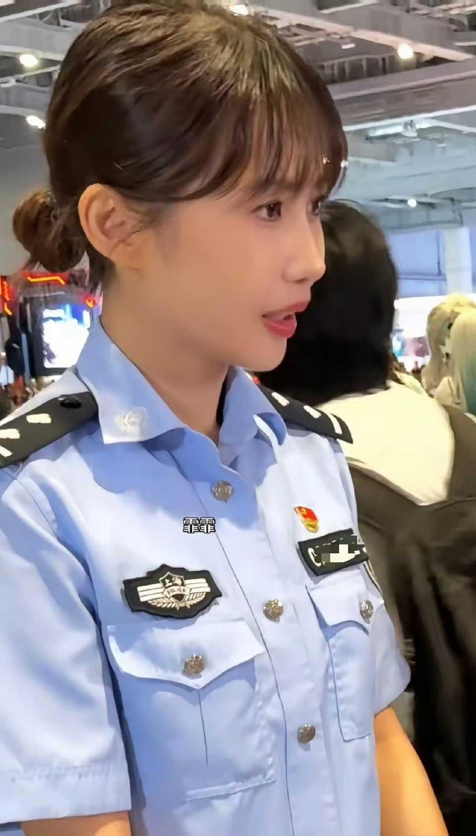 上海一女警察酷似邱淑贞，网友称比邱淑贞女儿还像邱淑贞，第一眼还以为是小昭 ​