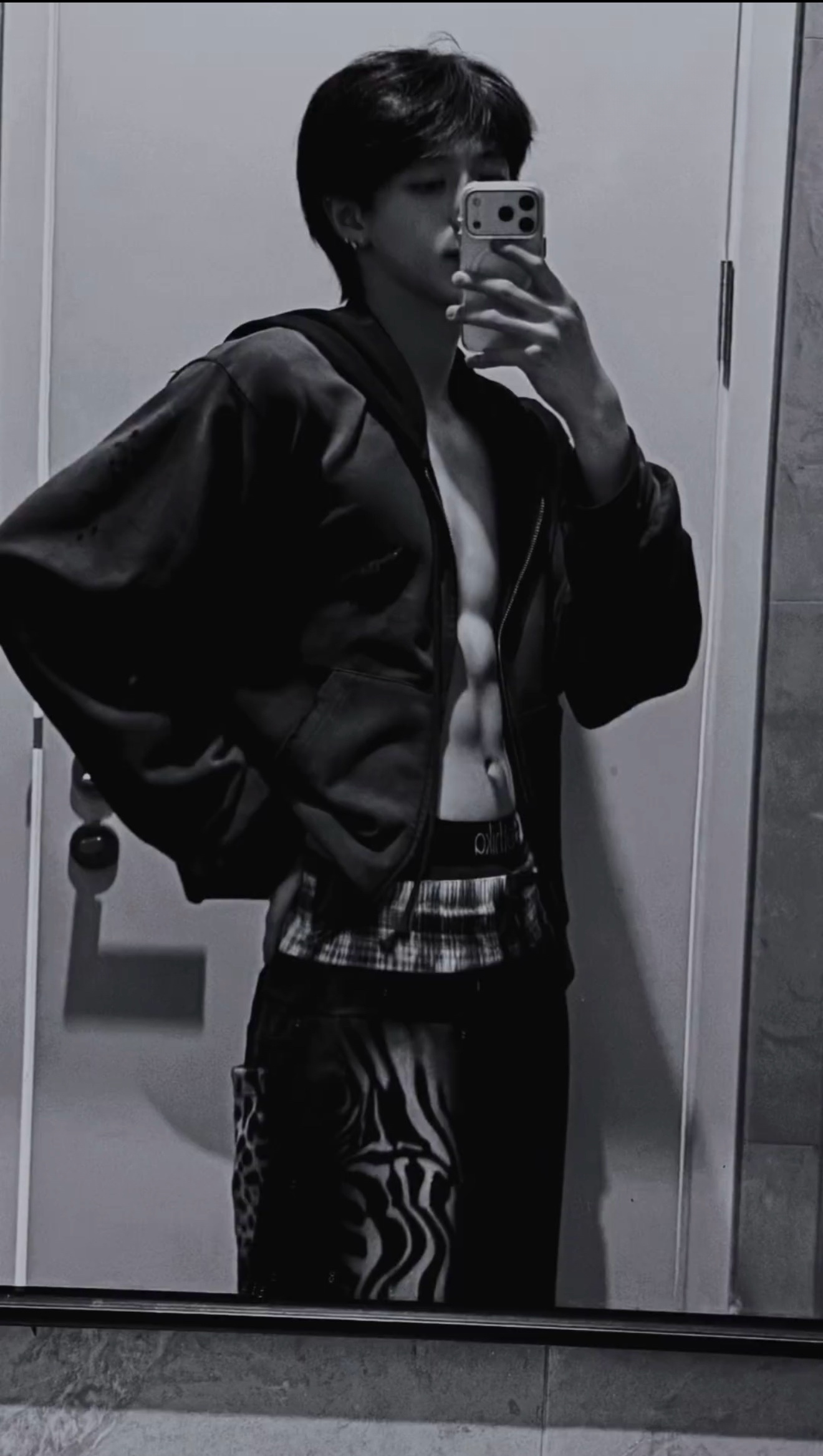 朱志鑫腹肌对镜自拍📱 