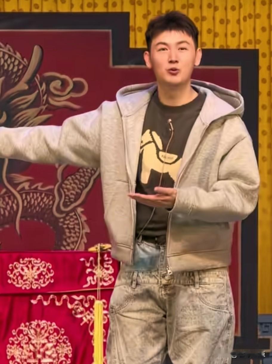 大男孩老生——裘识！
着上戏装，他化身深沉严肃、满脸胡须的老生；
换上便服，他又