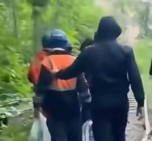 公共场合乱扔垃圾被当场制止，真正该敬畏的从来不是强硬态度，而是公共规则
 
果然