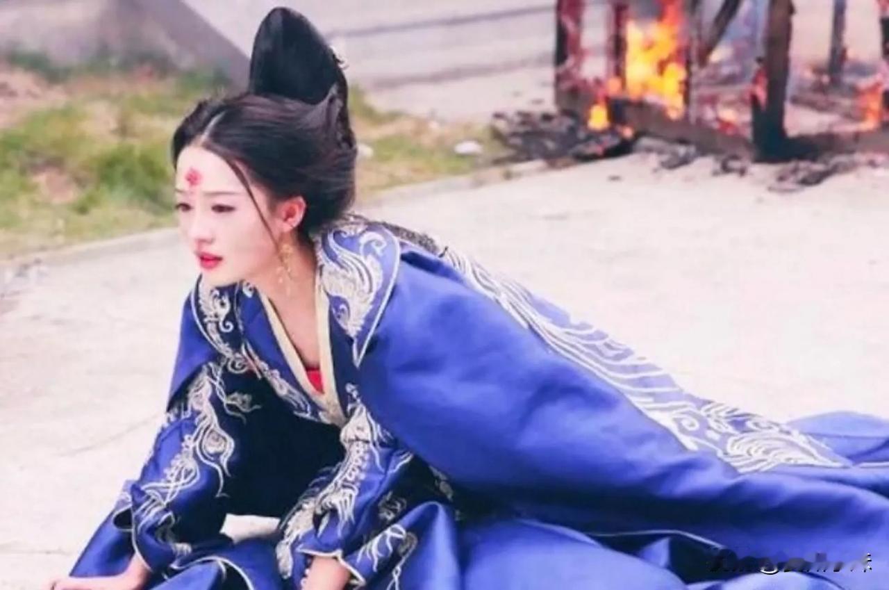 1627年，明熹宗奶娘客氏，突然被一群内监拖拽出屋。她身上还穿着金丝绣着牡丹的寝