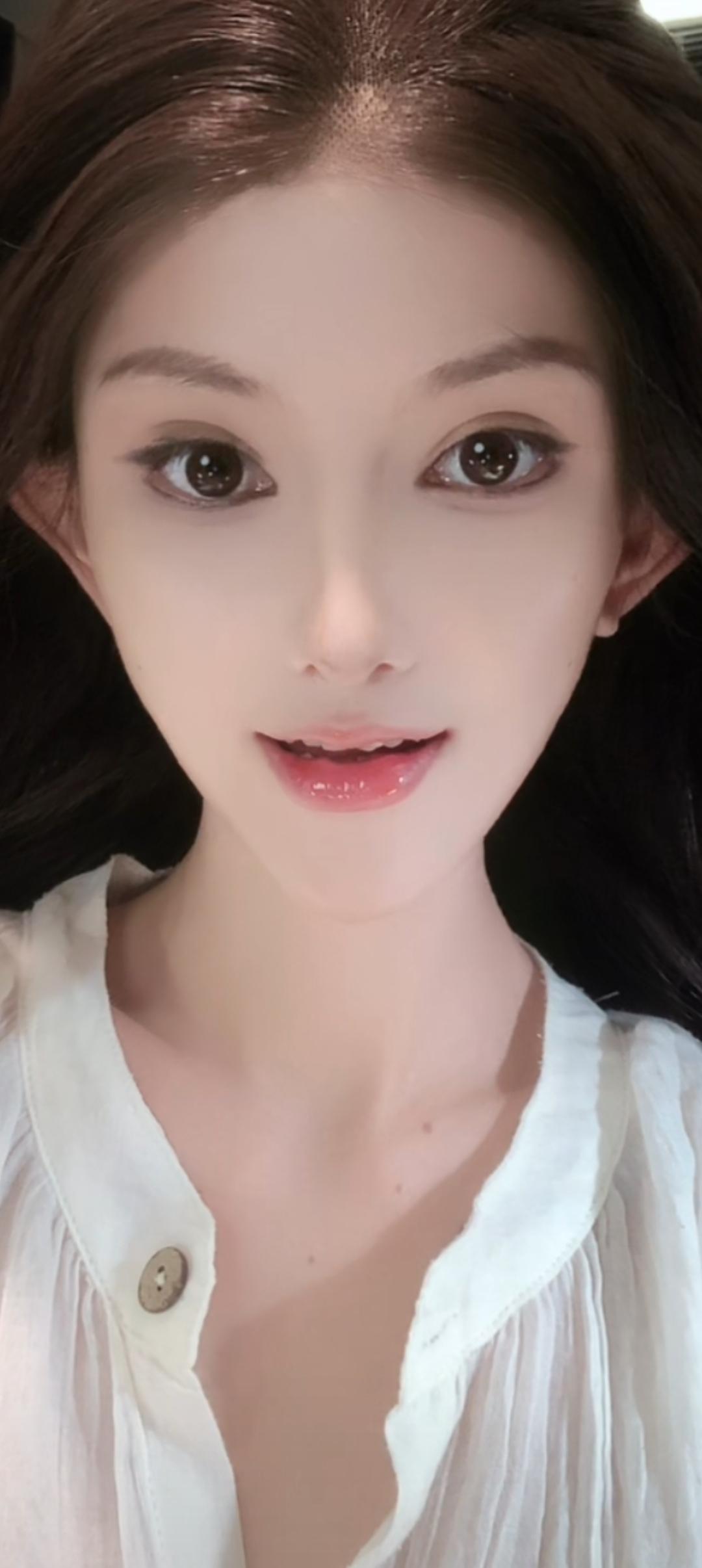 这姑娘看着挺漂亮的，眼睛大又亮。