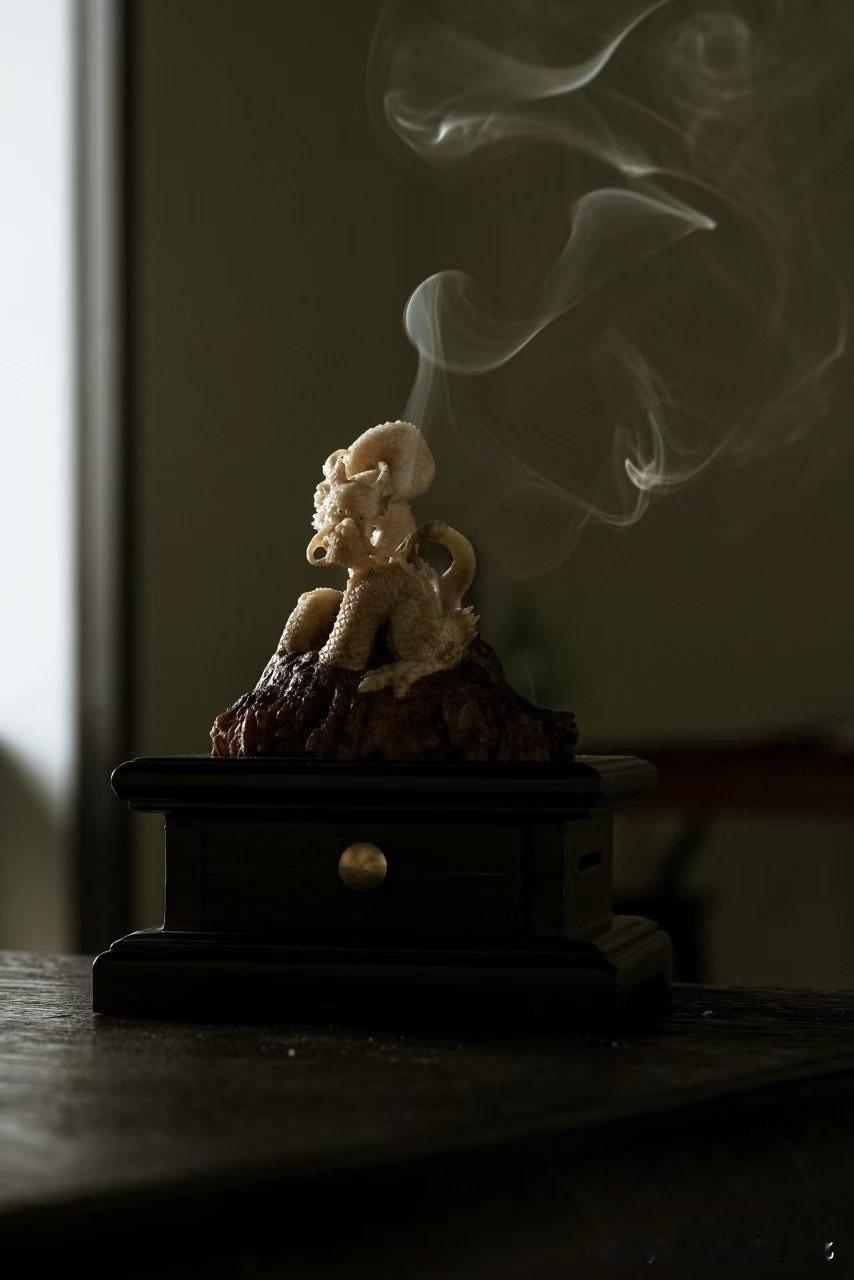鹿角｜香炉

有些器物，是静着的，
却自带风雷。

苍龙盘踞，似将出云入海。筋骨