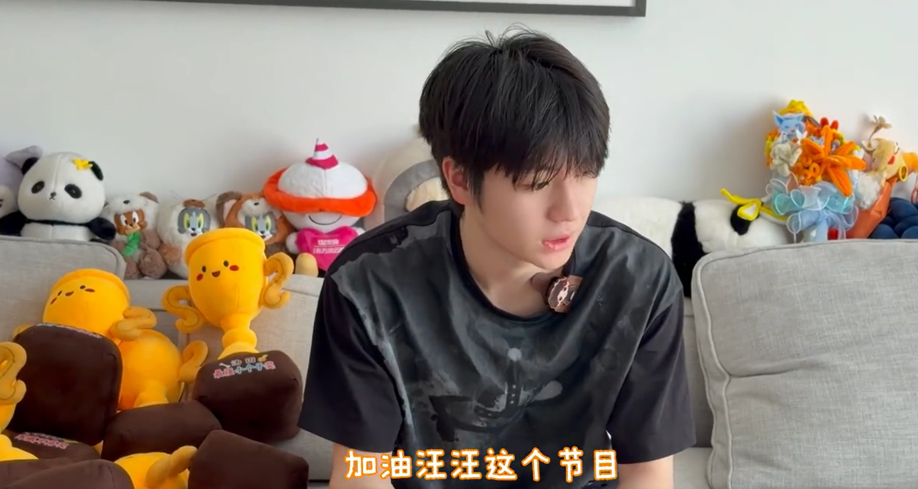 黄誉博给狗狗定制奖杯属于小狗的荣誉时刻来了！黄誉博根据每只狗狗的性格定制奖杯，把