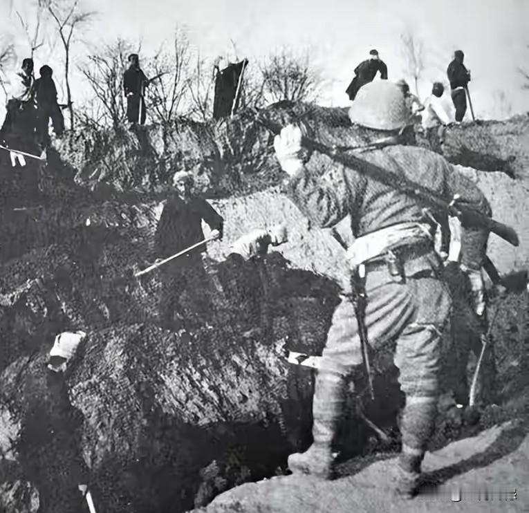 日本鬼子强迫中国老百姓干活的画面，被当时它们用照相机拍摄下来，今天的人们才能够有