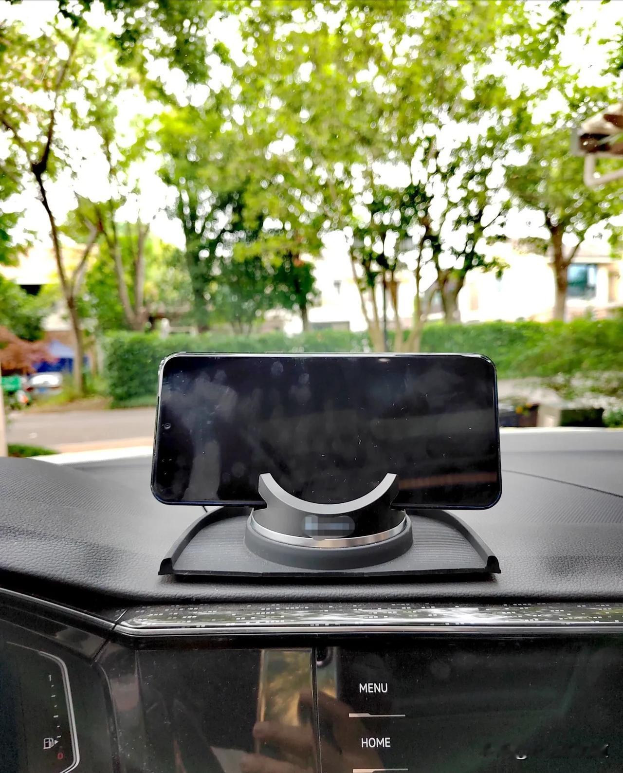 
手机支架放在这里，看似不错，其实根本不能用，我跑了两个小时，黑屏了三次，手机烫