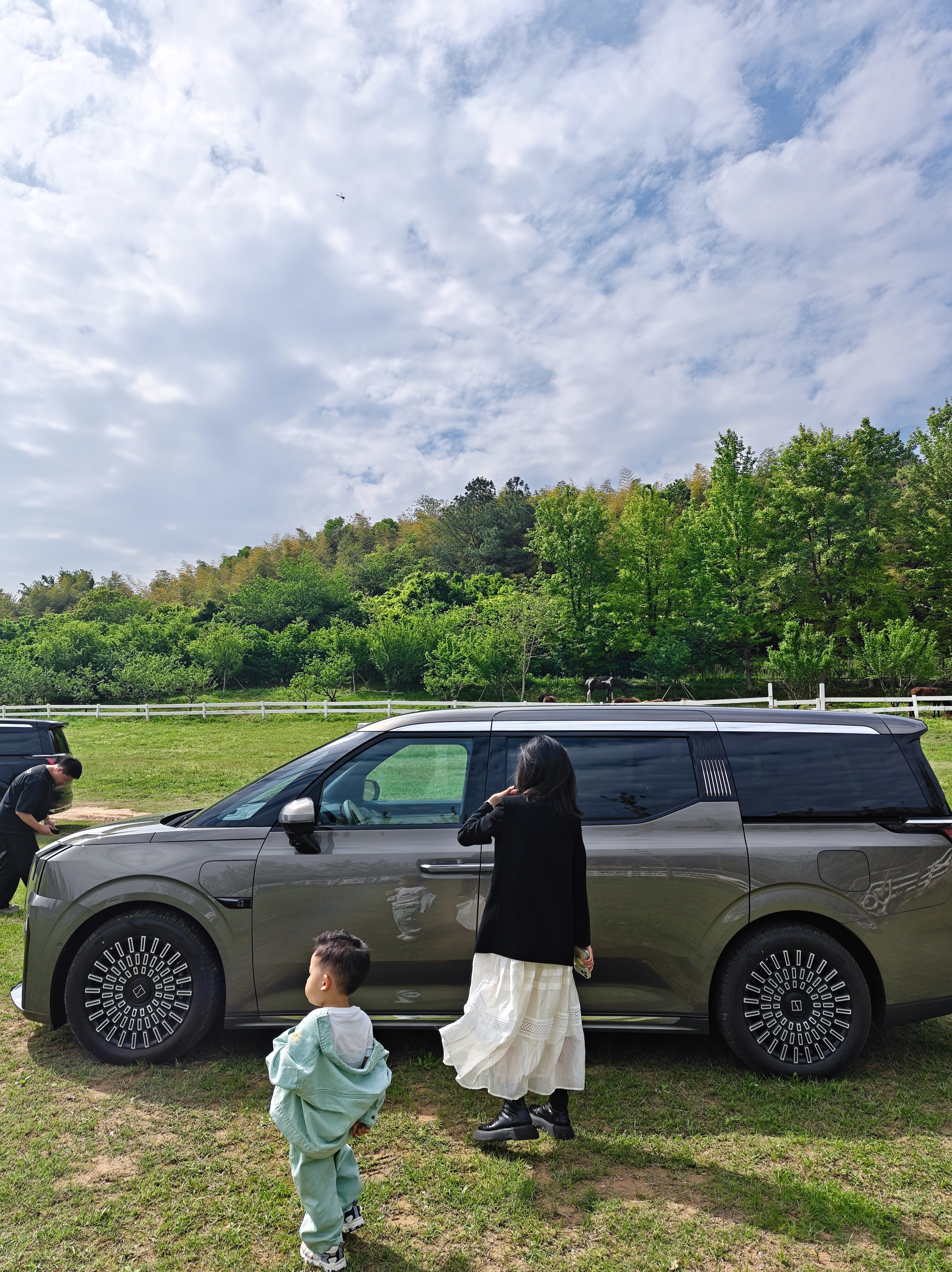 感谢极氪。希望有更多车品牌看看我们。 胡杨林真爱笑人。