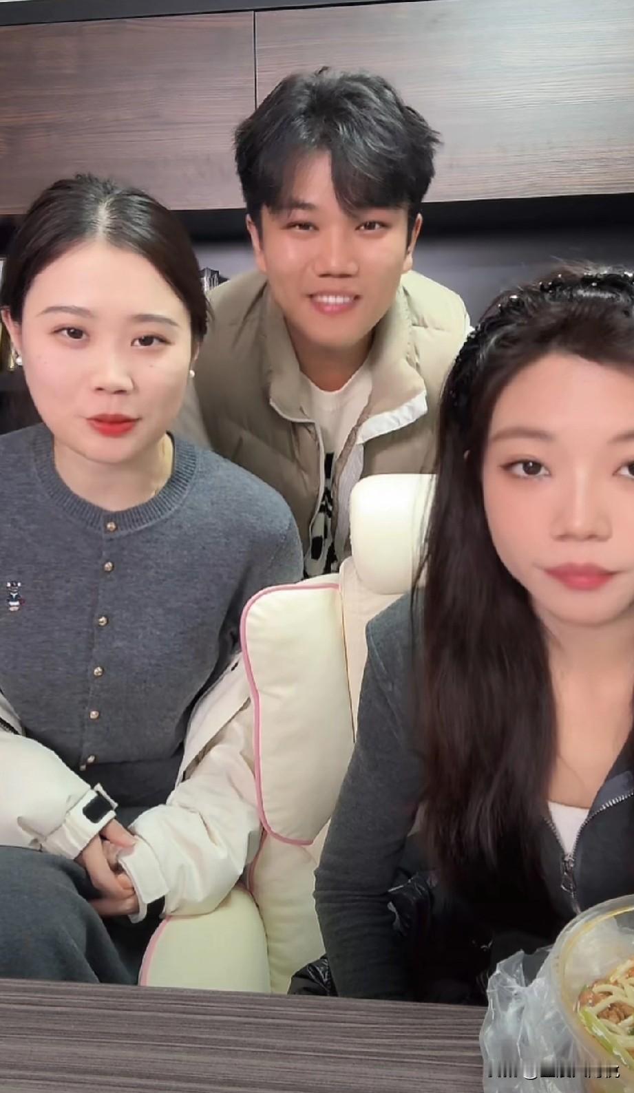 可笑，解清帅真的是什么都敢说，这事居然也拿在网上说，

这不解清帅已经登记结婚了