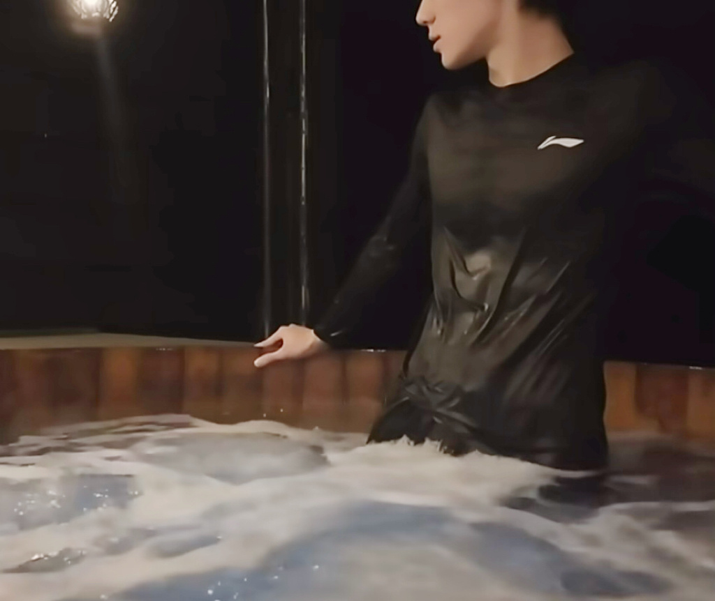 张真源泡温泉一点儿不见外富有且慷慨，完全是穿衣显瘦，脱衣有肉的代名词