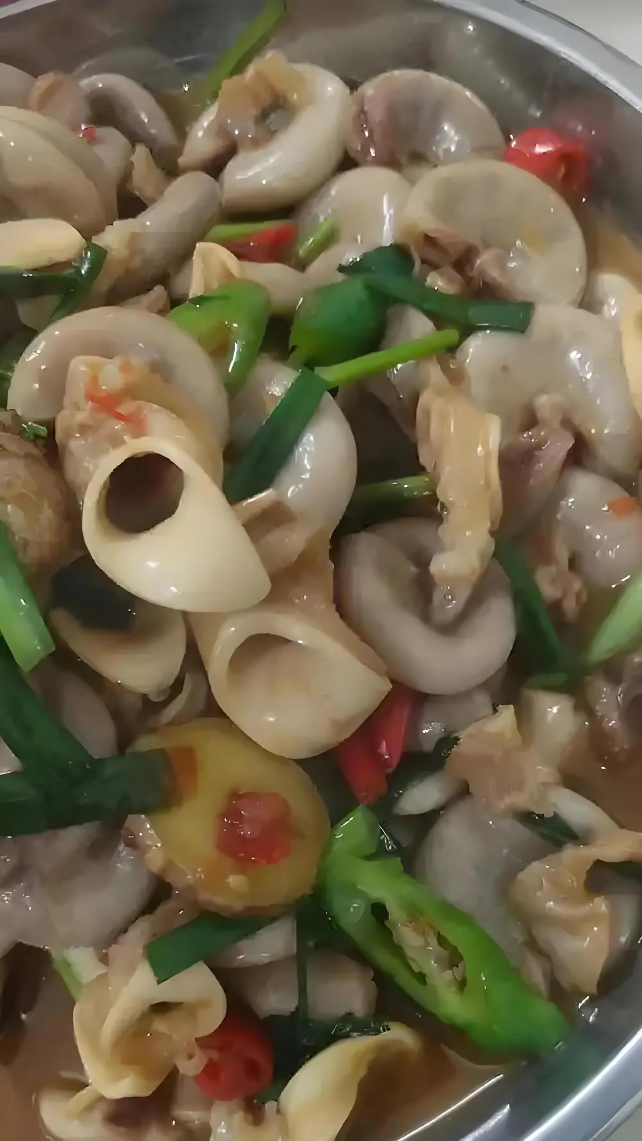 我婆婆炒的菜，很好吃，就是不知道是什么。有知道的说说？