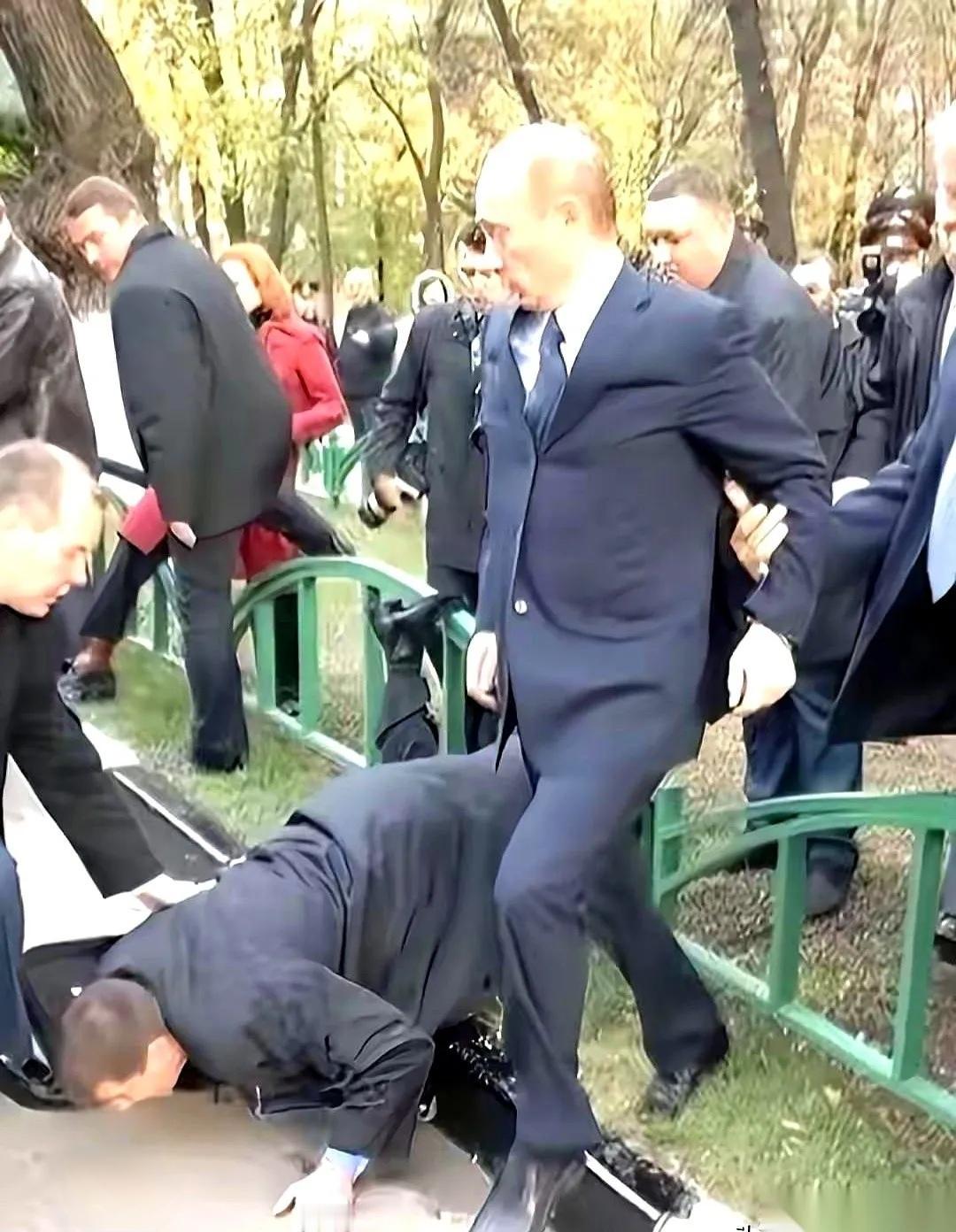 普京回头了。
那个眼神，太绝了。就是那种，“哎哟我去”和“这可不赖我”的完美混合