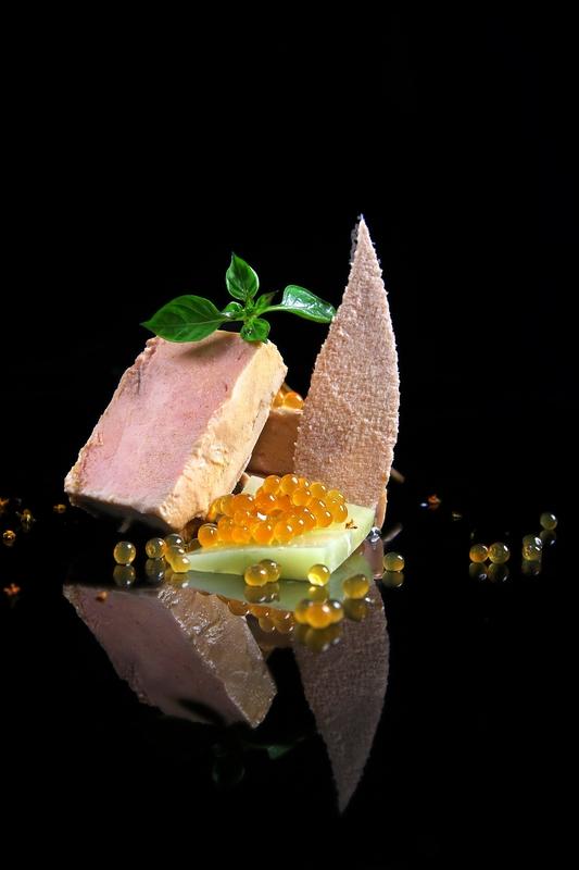 舌尖上的“软黄金”：揭秘鹅肝、松露、鱼子酱，为何能让全球饕客为之疯狂？

副标题