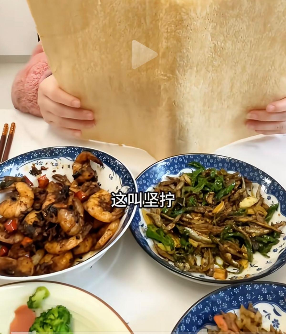 苏北地区的这个“坚拧”，到底是什么做的？看起来像纸张一样，而且很坚硬。但是却可以