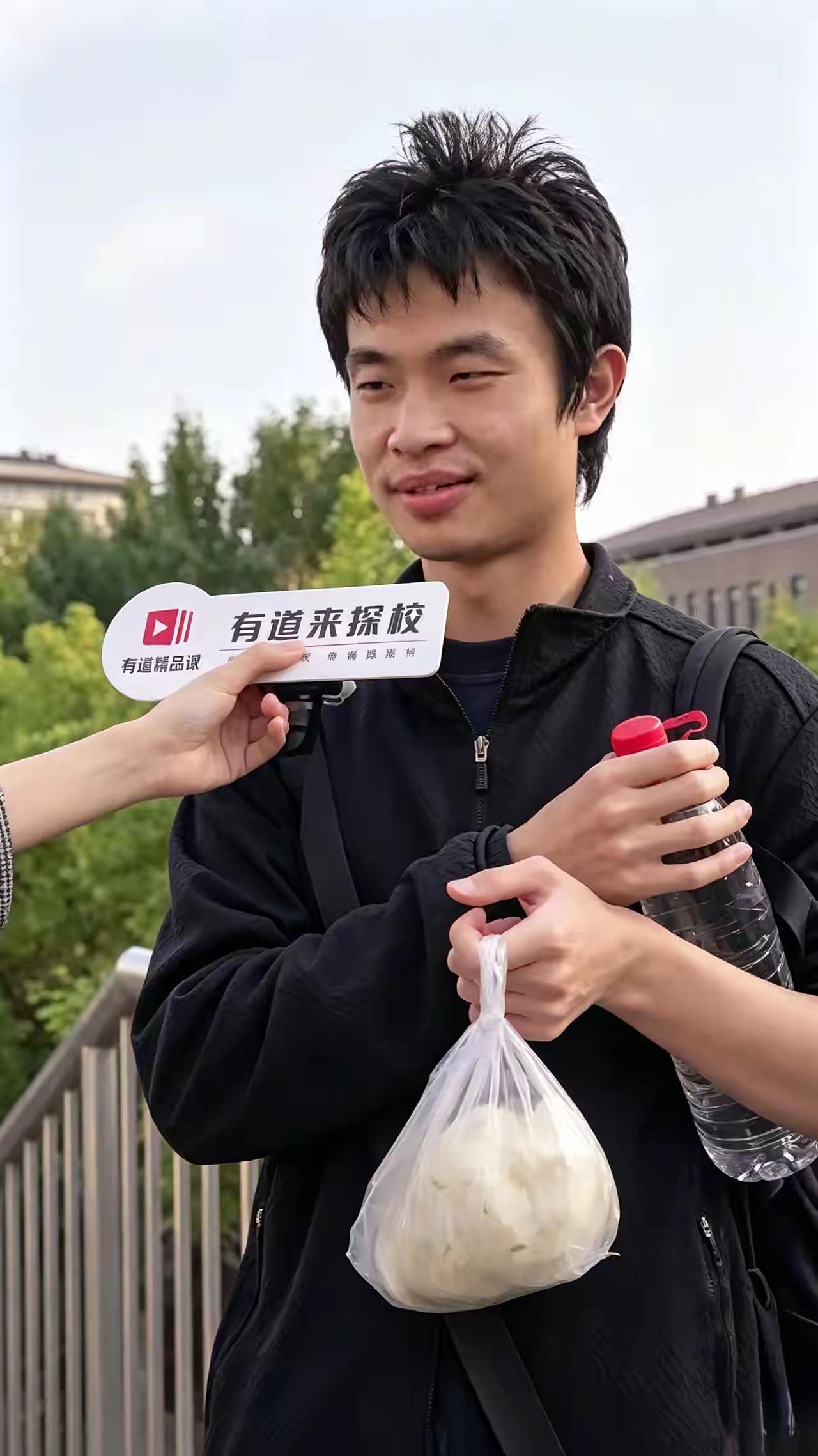 王红获得菲尔兹奖，为中国人在全世界面前，争得了极大荣誉。
王虹工作稳定，是纽约大