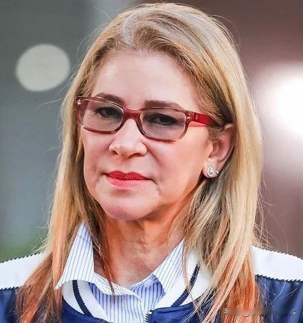 马杜罗夫人是丈夫的革命战友。
媒体宣称 ，马杜罗夫人希莉亚·弗洛雷斯已被美方抓捕