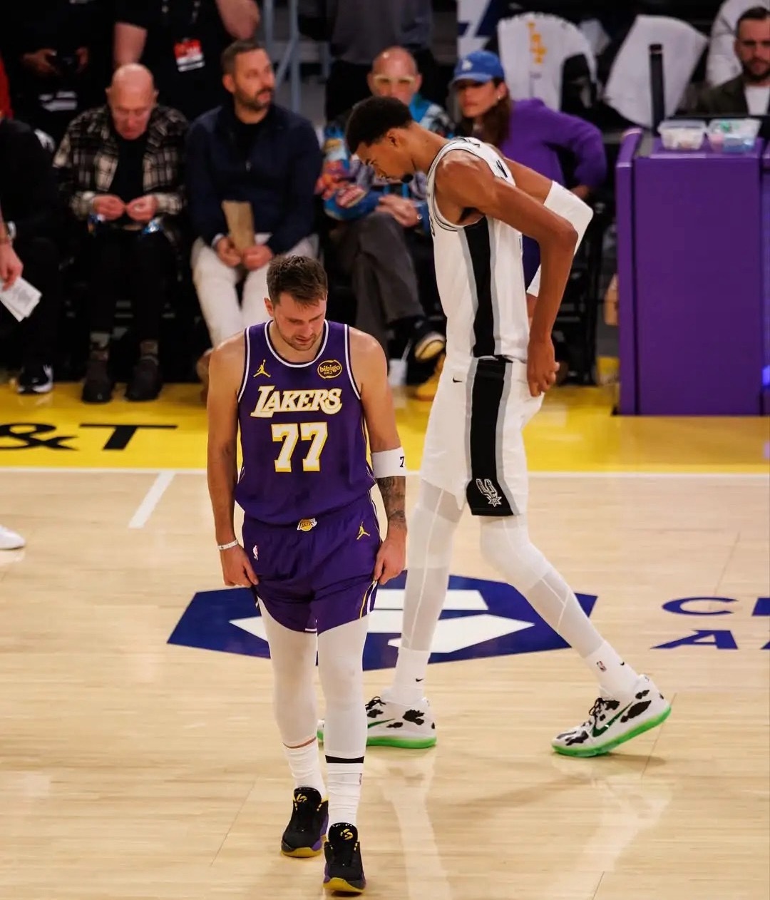 🤣阿里纳斯：独行侠想用东契奇换华子&文班亚马都换不到 最终只能换浓眉近日，阿里